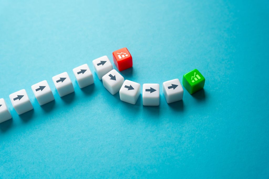 Arrow blocks leading to a red block showing a loss and being redirected to a green block showing growth