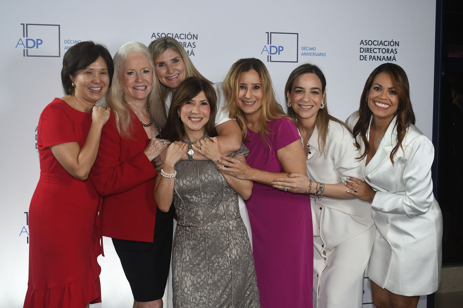 Sharon Lechter with a group of women at an Association Directors De Panama